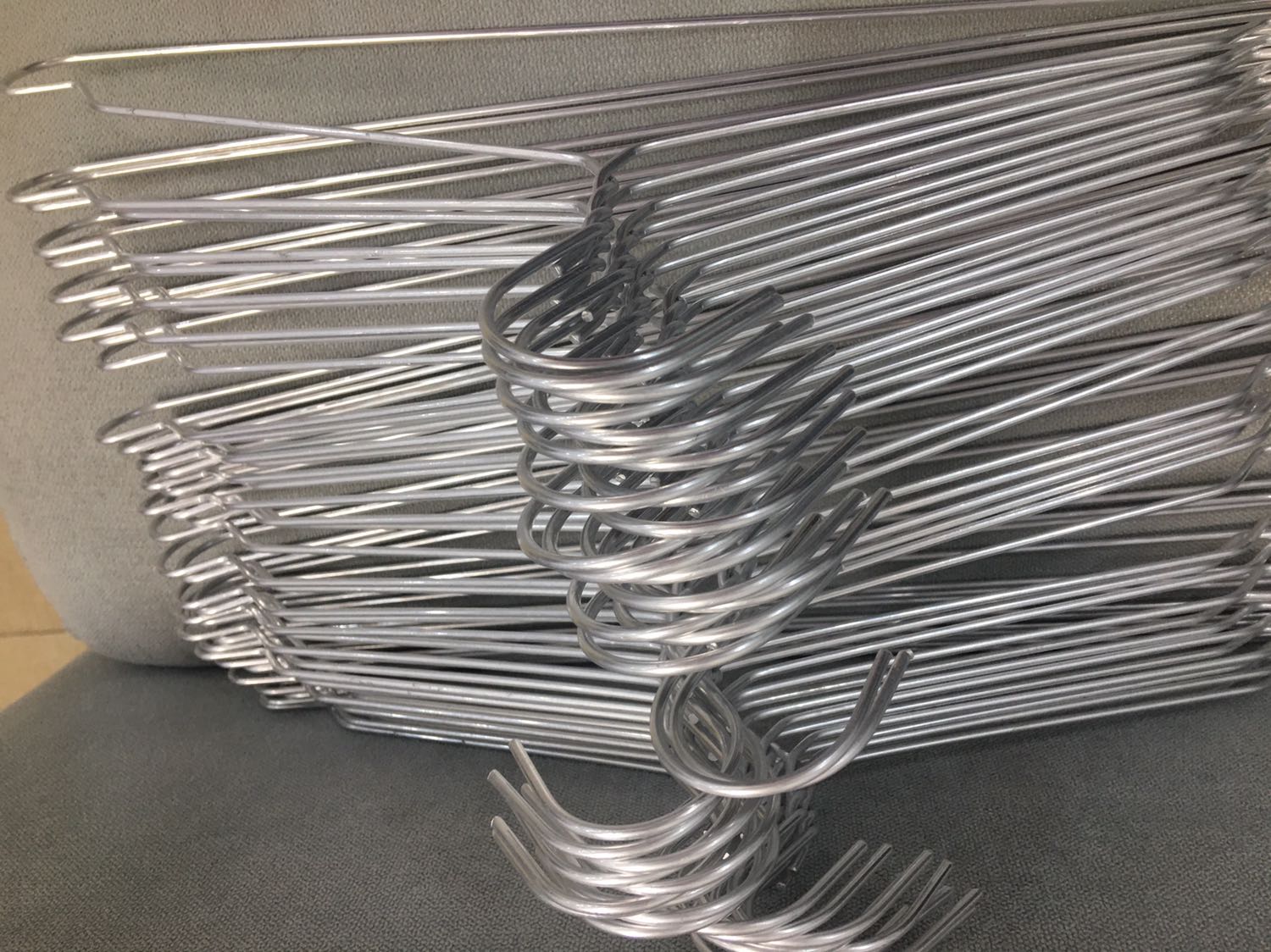 Shop giao hàng nhanh hơn dự kiến.
Móc nhỏ gọn, hợp để treo đồ nữ hoặc đồ trẻ lớn chứ quần áo nam và đồ nặng thì dạng móc này hơi yếu.
Không biết có phải do dây thép cột móc cọ sát hay không mà một số chỗ móc hơi bị sần sùi, treo quần áo vào có thể làm xước vải...