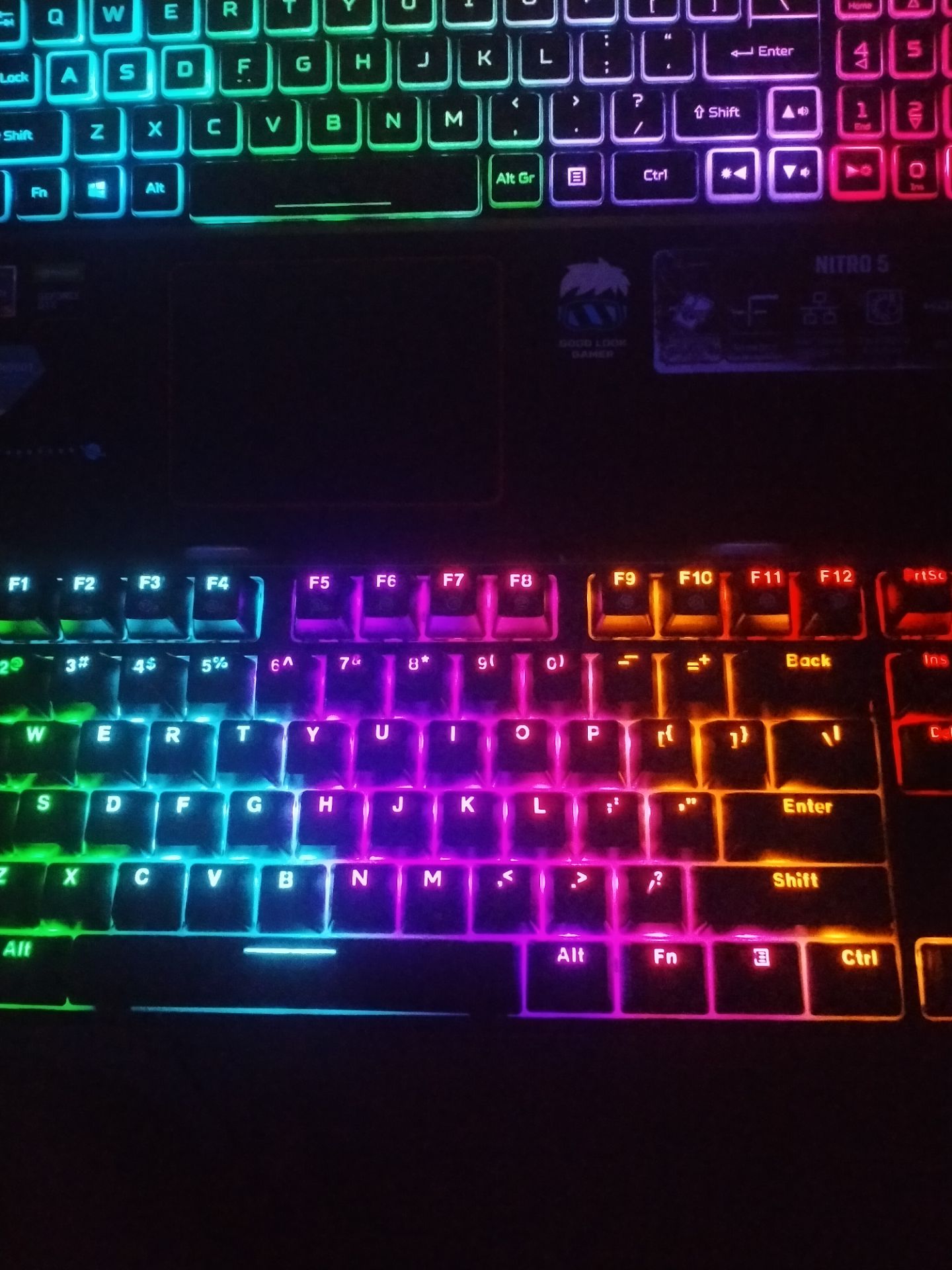 bàn phím giao đúng mẫu. Rất đẹp nhưng keycap chưa hoàn thiện lắm. RGB đơn sắc, nhiều chế độ led. Gõ không ồn lắm, phù hợp với việc chơi game nhưng gõ văn bản thì không phù hợp cho lắm. Tổng quan thì 8/10 nên mua nha mọi người. Với mức giá này thì khá oke rồi