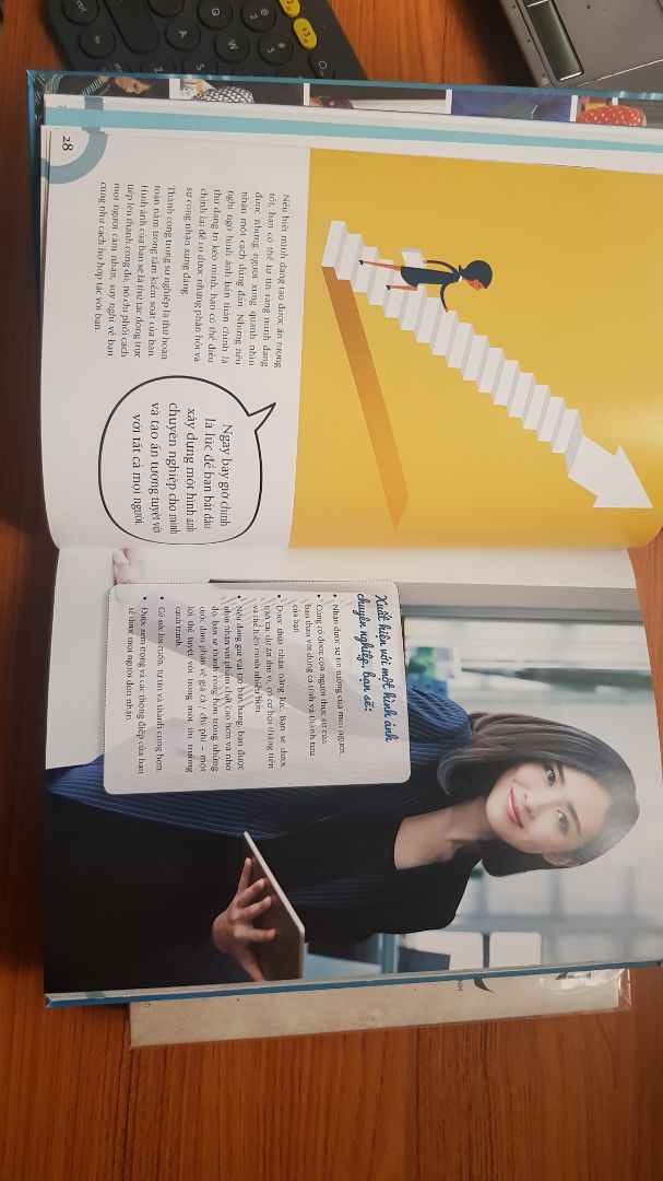 Về hình thức thì sách đẹp, giấy chất nè m.n
Shop đóng gói kỹ, tiki giao hàng nhanh.
Nội dung sách: mình chưa đọc hết, xem qua thì sách phù hợp vs giới văn phòng, các bạn beginner kiểu kiểu muốn build business image... Trong sách cũng có nhiều kiến thức thường thức cũng khá hay đó bạn.