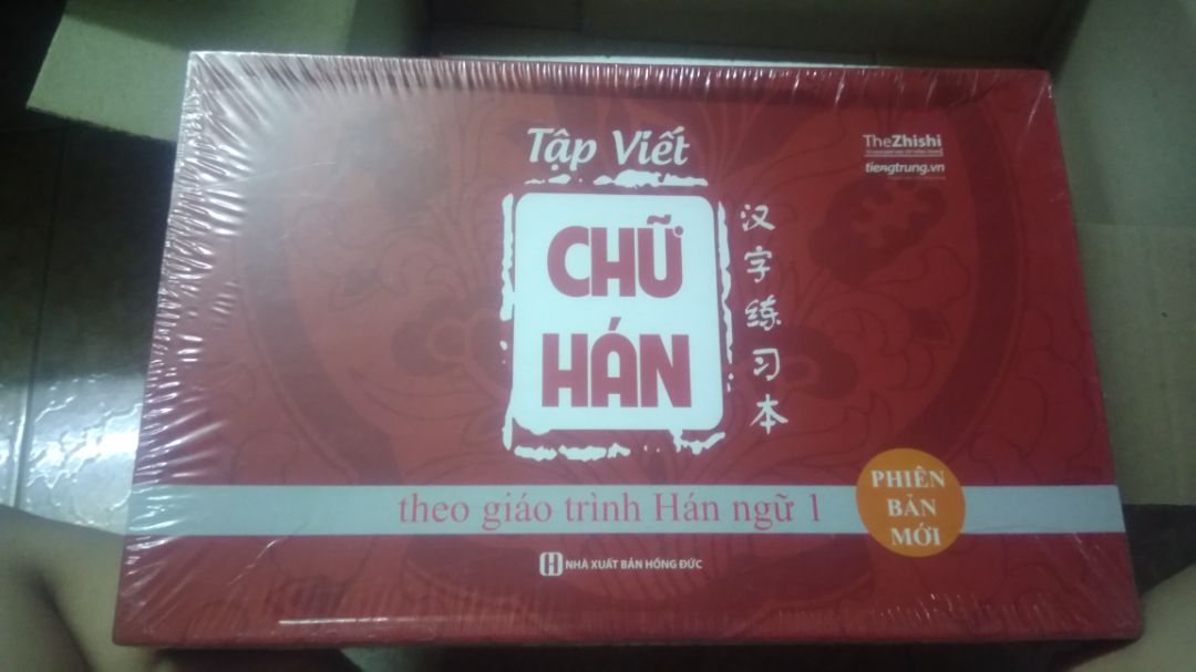 Sách to, giấy dày, chữ ở trong đc in chìm nè, sách còn đc đựng trong hộp giấy riêng chất lượng nữa. mình mua còn được kèm 1 cây bút bay mực + 3 ống mực thay nữa. Mình cho 4* thôi vì phần viết chữ hơi ít, nhưng xét tổng thể thì vẫn đáng tiền .
