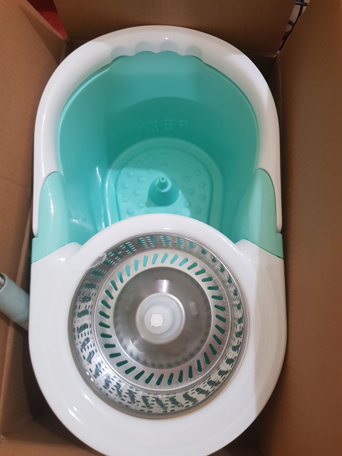 Màu xanh ngọc đẹp hơn trong hình mn ạ. Chổi này okela, dùng khá là chắc chắn luôn.