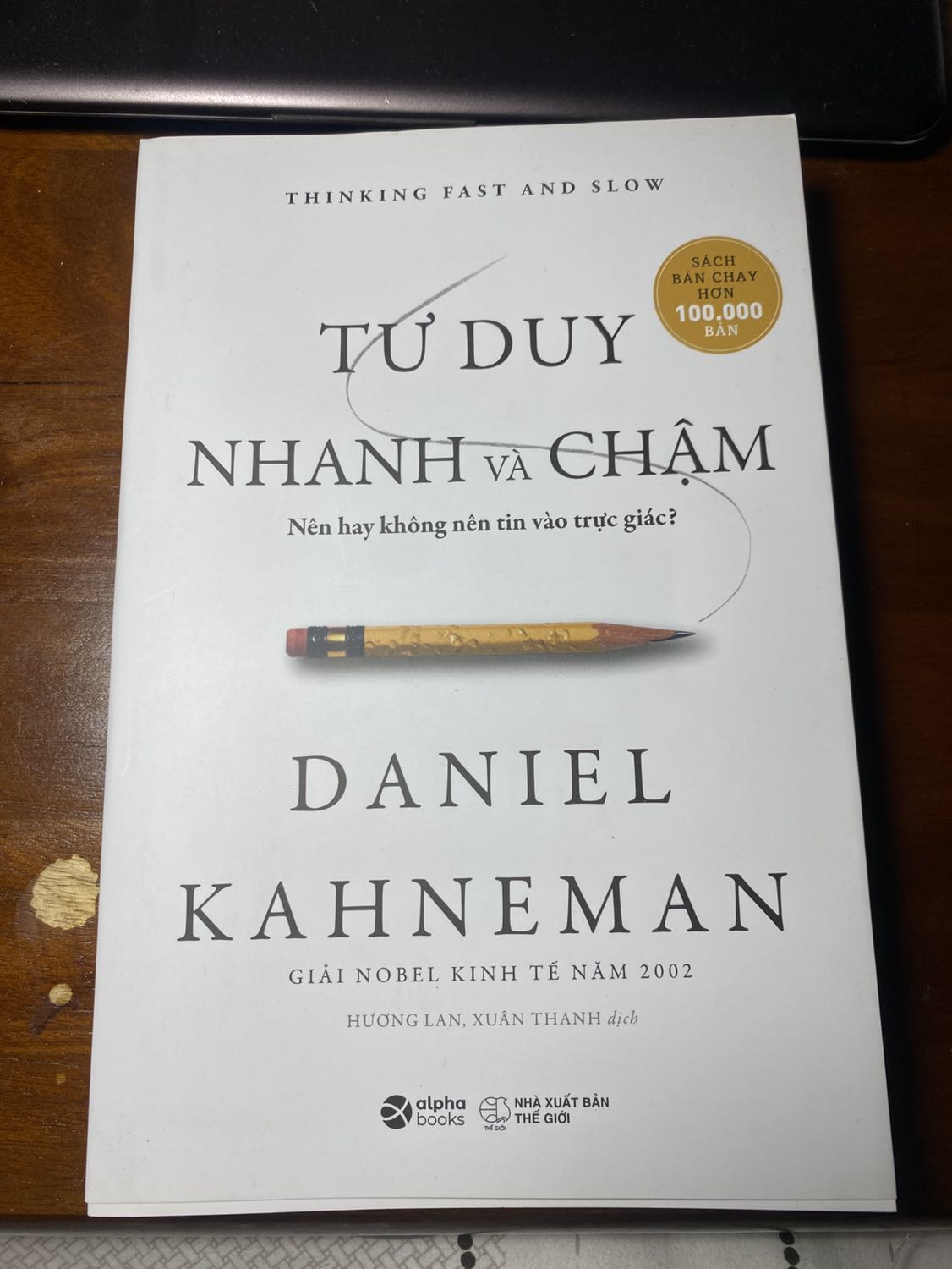 Mình chưa đọc nhưng thấy nội dung mở đầu khá hấp dẫn. Shop đóng gói chắc chắn bên ngoài cuốn sách có thêm bìa khá tinh tế. Shipper dth nhiệt tình. Mọi ng nên mua nhé!