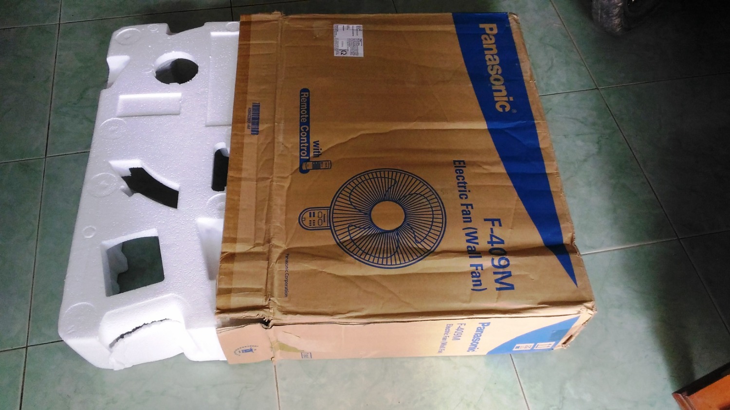 Đúng như một số khách hàng đã mua, giá thành khá cao so với thị trường.
Khi nhận hàng, bao bì đóng bị cong gập, xốp phần mô tơ bị vỡ, rất may quạt vẫn chạy tốt về sau chưa biết thế nào. Việc nào không biết do lỗi vận chuyển hay nhà cung cấp đóng gói.
Tôi rất mong shop Tiki cần chú trọng khâu vận chuyển và đóng gói thật tốt hơn nữa để không làm mất lòng tin khi mua hàng ở Tiki!