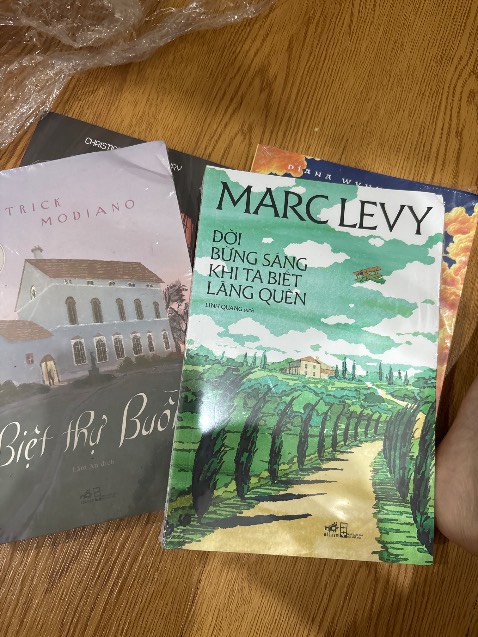 Chán quá chán. Dv giao nhanh thì nhanh thậy nhưng háo hức nhận để rồi lấy 2/4 cuốn cong vẹo thế này đây