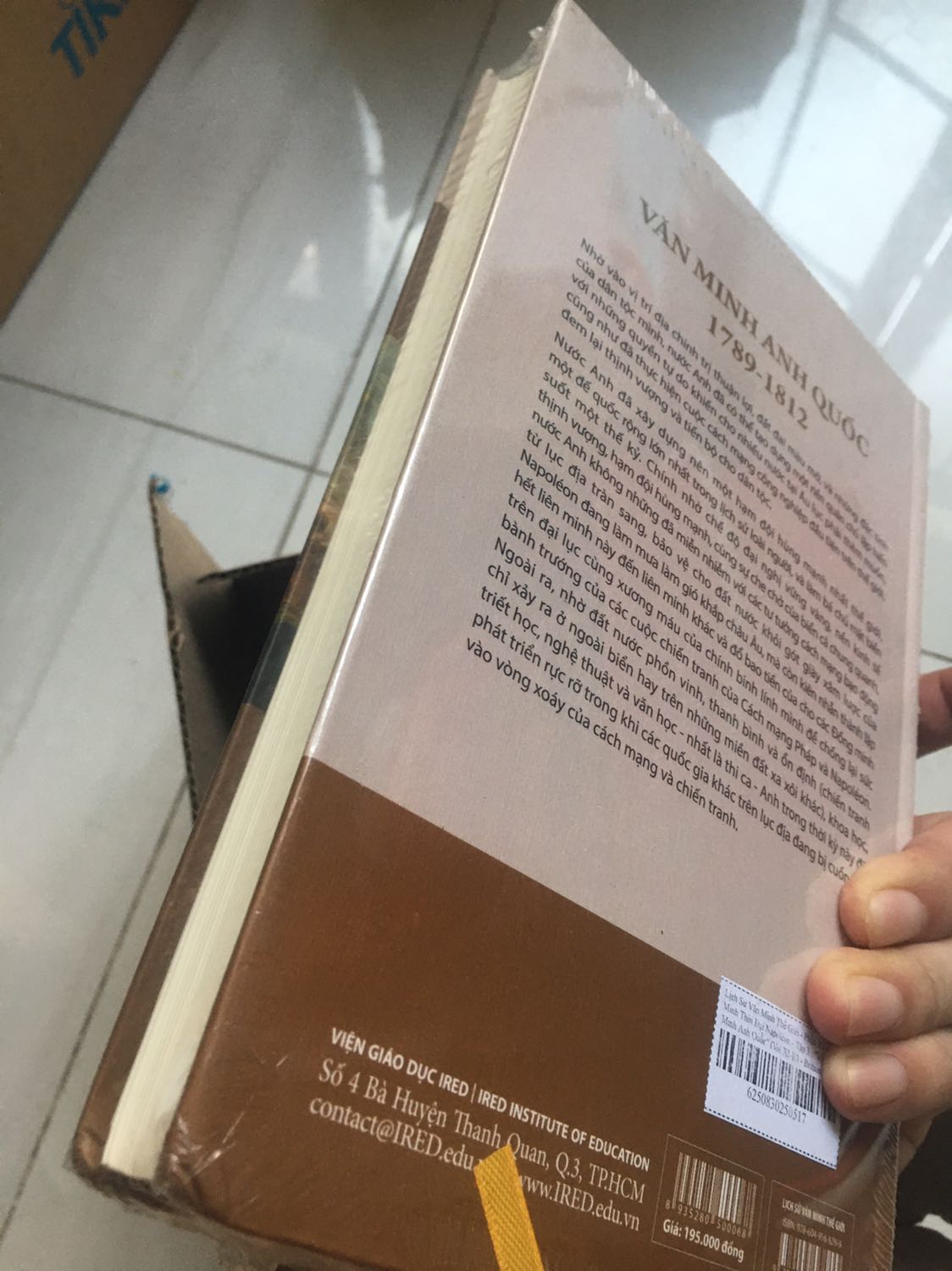 Hàng giao tới bị móp góc bìa cứng. Mình muốn đổi lại sản phẩm này. Cũng nói thêm giờ mỗi lần mua sách bìa cứng ở Tiki mình rất hồi hộp. Người sưu tầm sách mà thấy góc bìa cứng bị móp thì không vui chút nào. Cực chẳng đã mới phải đổi lại. Mong Tiki lưu ý vấn đề này. Cảm ơn Tiki rất nhiều.