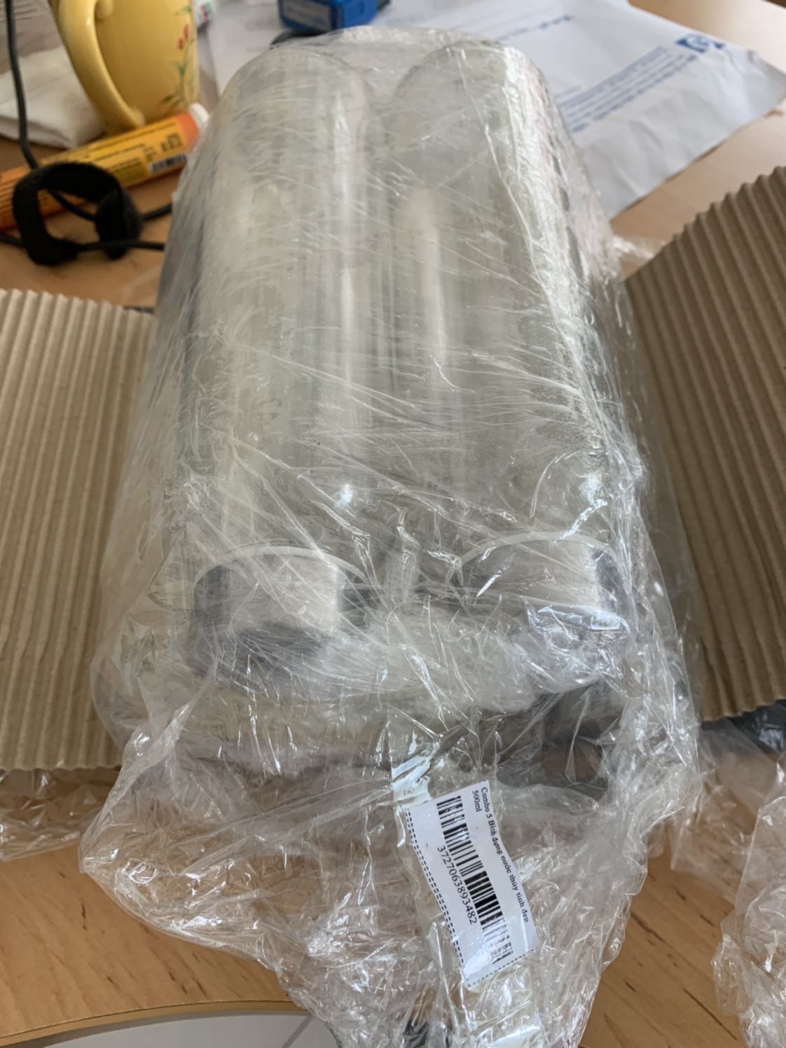 Đóng gói cẩn thận, hàng không bị vỡ, số lượng đủ. Chất lượng so với giá thành là chấp nhận được. Góp ý thêm với bên đóng hàng là nên chèn màng/mút/giấy mềm giữa các bình với nhau để không bị trầy xước thân bình khi vận chuyển cũng như đóng hàng. Hàng nhận có bị trầy thân một xíu nhưng không sao. Cảm ơn shop.