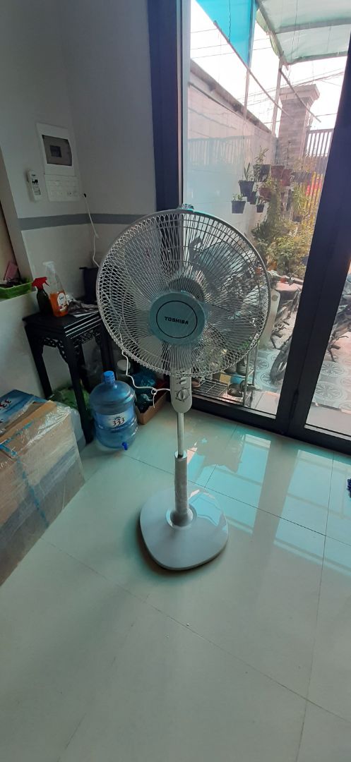 Hàng chất lượng, quạt quay êm, giao hàng nhanh. Điều không hài lòng là hạ giá nhưng thu phí ship quá cao. Mọi người chú ý khi chưa lắp hoàn chỉnh thì đầu quạt nhẹ, nên sẽ bị cất lên là điều bình thường. Chốt gài lồng bảo vệ  nên xoay lên phía trên để khi cụp quạt xuống không bị vướng vào thân.