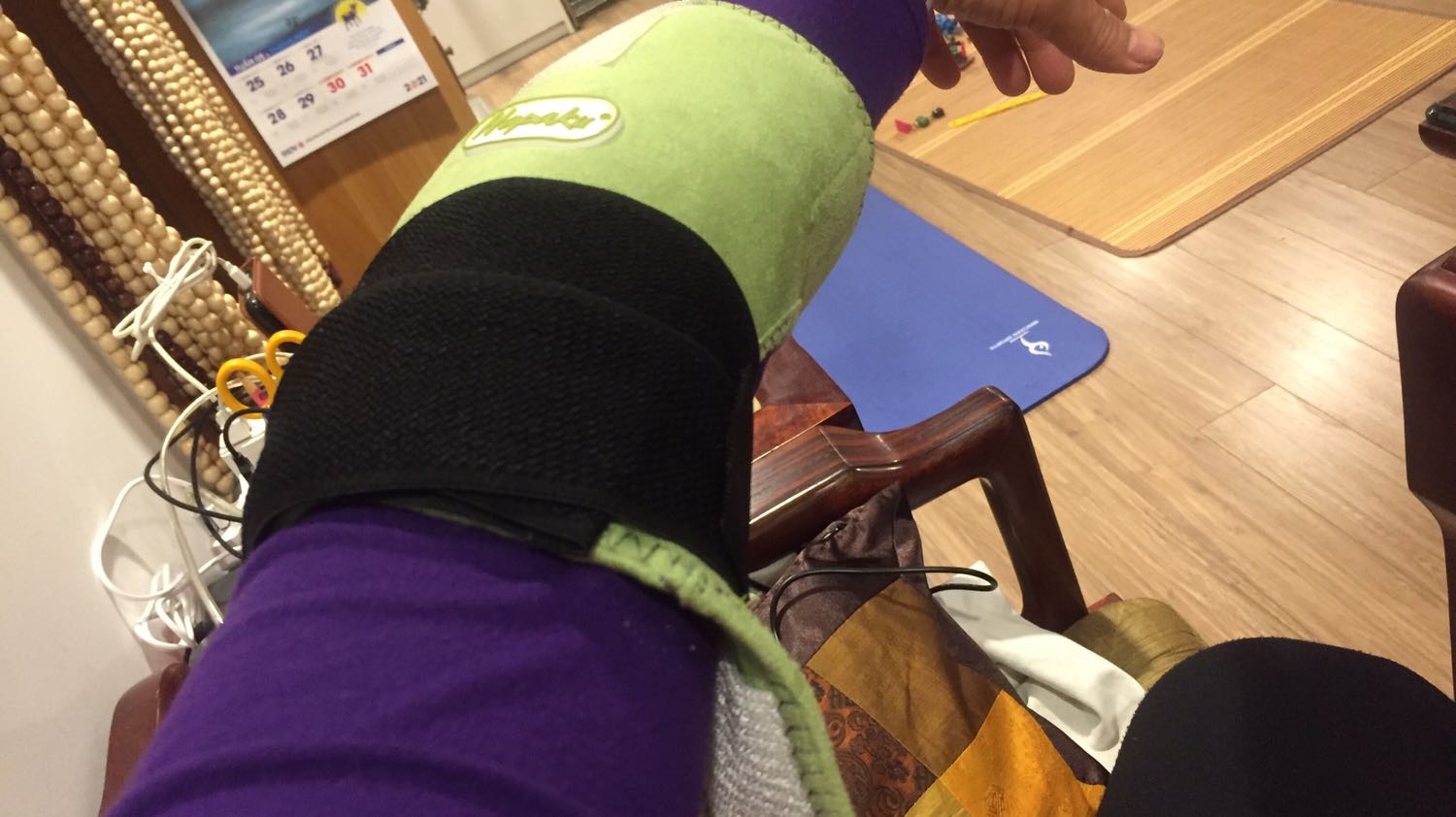 Sản phẩm thiết kế vòng tay quá ngắn, phải dùng dây ngoài buộc để
giữ đai chườm khuỷu tay. Chắc phải tự nối thêm mới sử đụng được.