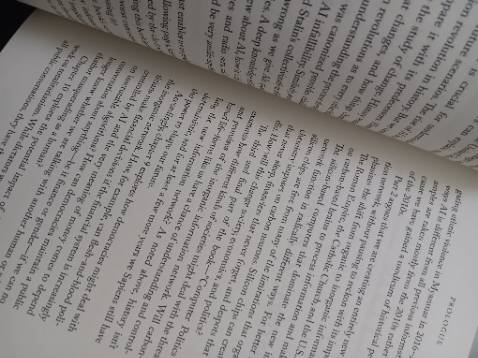 Bản tiếng Việt đang rất hot mọi người có thể mua nhưng nếu mọi người thích đọc tiếng Anh thì hãy chọn bản này. Sách đẹp, in chữ rõ ràng dễ đọc. Fahasa ok.