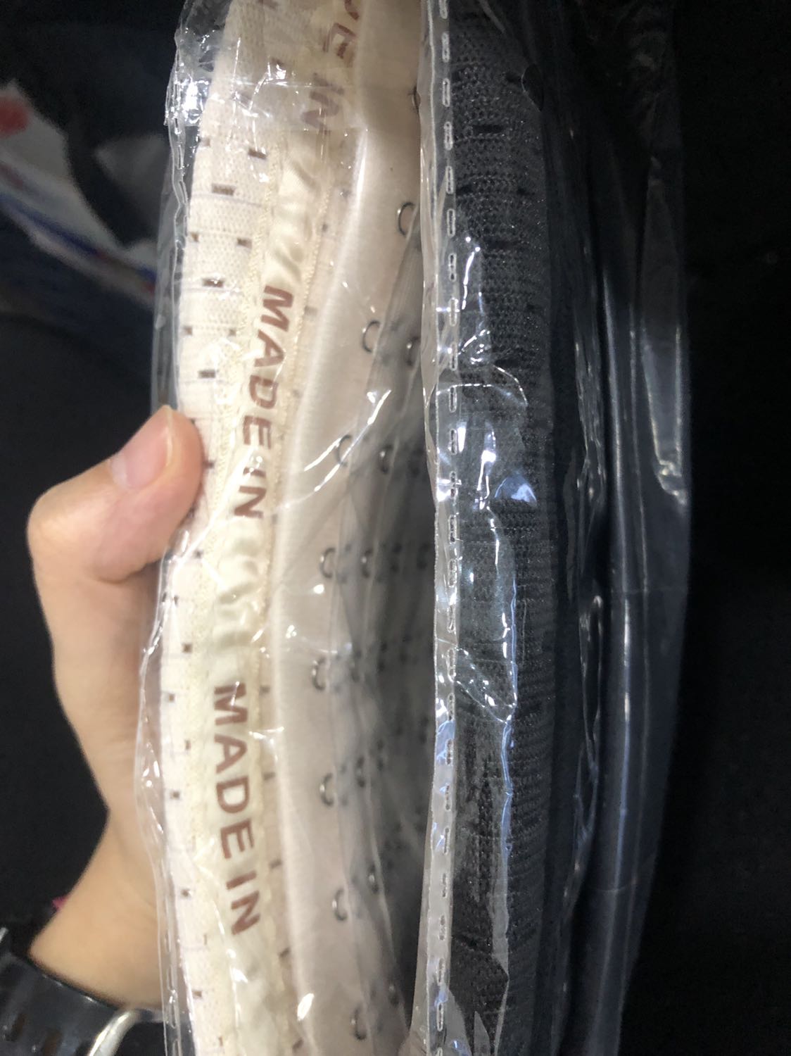 Đã nhận đủ hàng, chưa dùng thử nhưng nhìn chất liệu cũng có vẻ chắc chắn & không quá mềm, không quá giãn