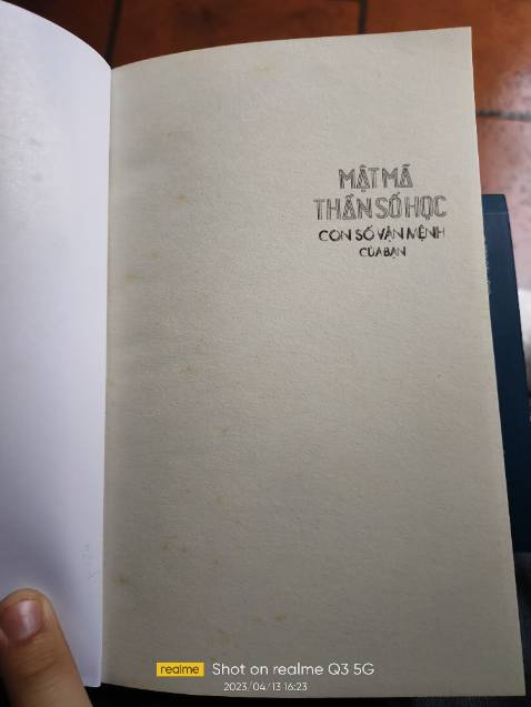 Chất liệu giấy kém. Có hiện tượng bị hơi mốc vàng ở tờ đầu tiên. Nói chung giá sách đắt quá nên bán 1 nửa giá bìa thì hợp lý hơn.