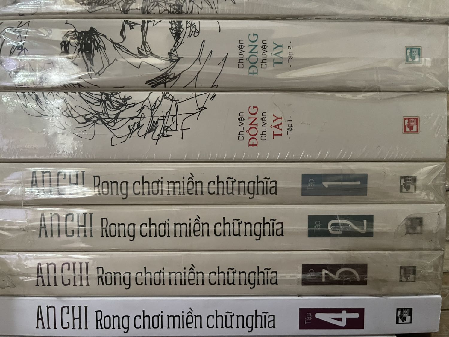 Tập 4 sách hơi khác màu với 3 cuốn còn lại trong bộ 🥲