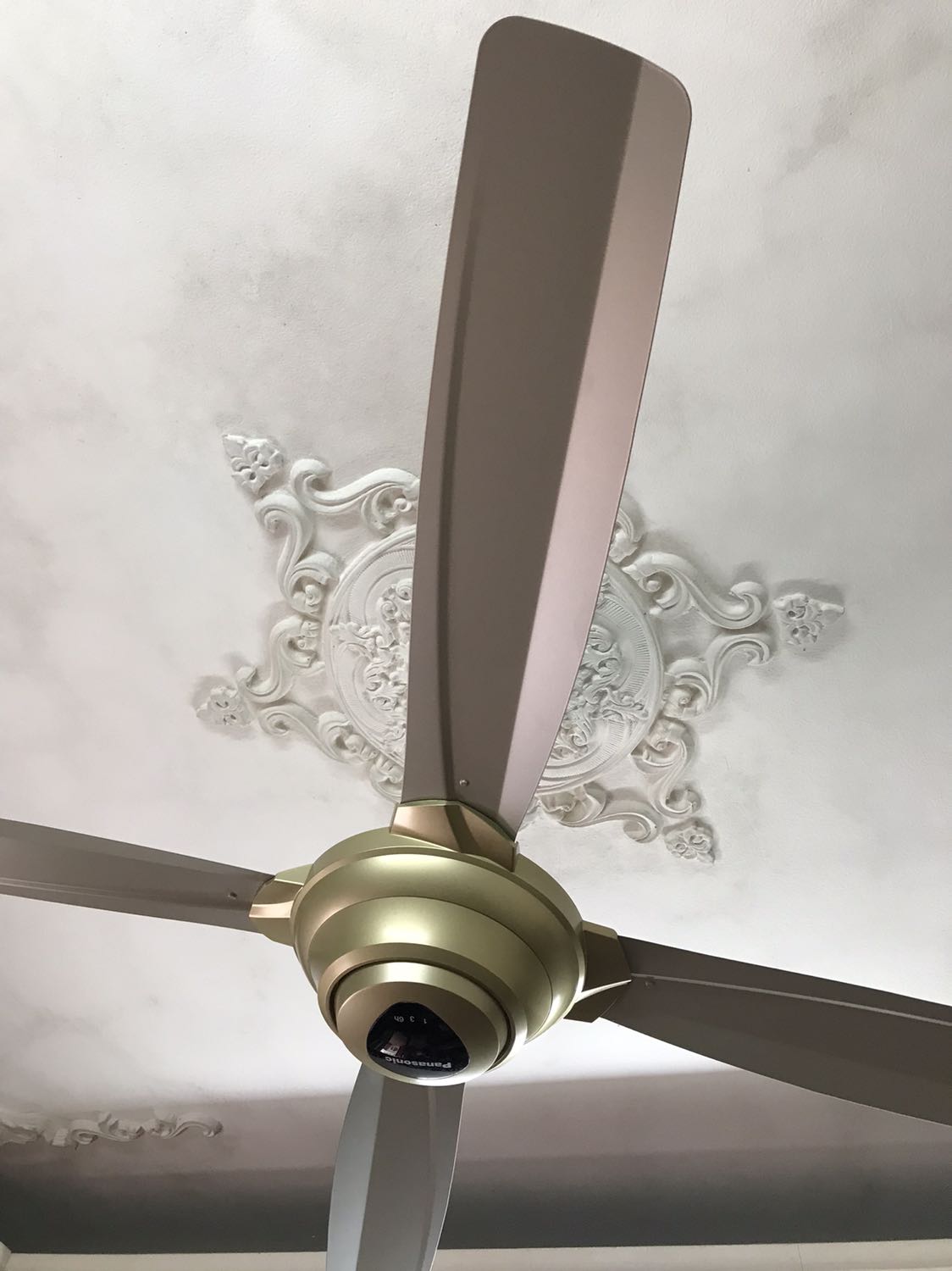 Quạt vừa lắp xong mới nhận ra 4 cánh mầu bạc khác hẳn màu vỏ động cơ( mầu vàng). Hình ảnh khác với hình mẫu khi đặt hàng trên trang Web.
Yêu cầu TiKi hoặc nhà sản xuất giải thích