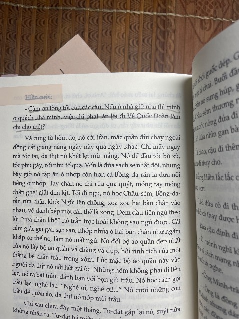 mình lười viết phản hồi nhưng tại thích 2 quyển này quá nên nhắn lên đây cho mng yên tâm mua, theo cảm nhận của mình thì sách siêu hay và cảm động, đúng kiểu là người Việt nào cũng nên đọc, vì là nvat chính là các cậu bé 13,14t nên mng đừng sợ sách về ctranh là khô khan nha, có những đoạn cũng rất nhí nhảnh vui nhộn đấy ạ, đáng đọc nha mng