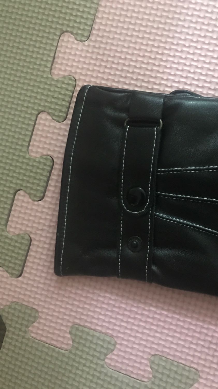 Găng tay da mềm mại, lớp lót lông đeo vào rất ấm và êm tay nữa, không có cảm giác thôi bởi da. Đeo rất mềm mại và dễ chịu. Cảm ứng điện thoại ngon lành. Nói chung so với tầm giá thì đánh giá 5 sao ủng hộ shop luôn.