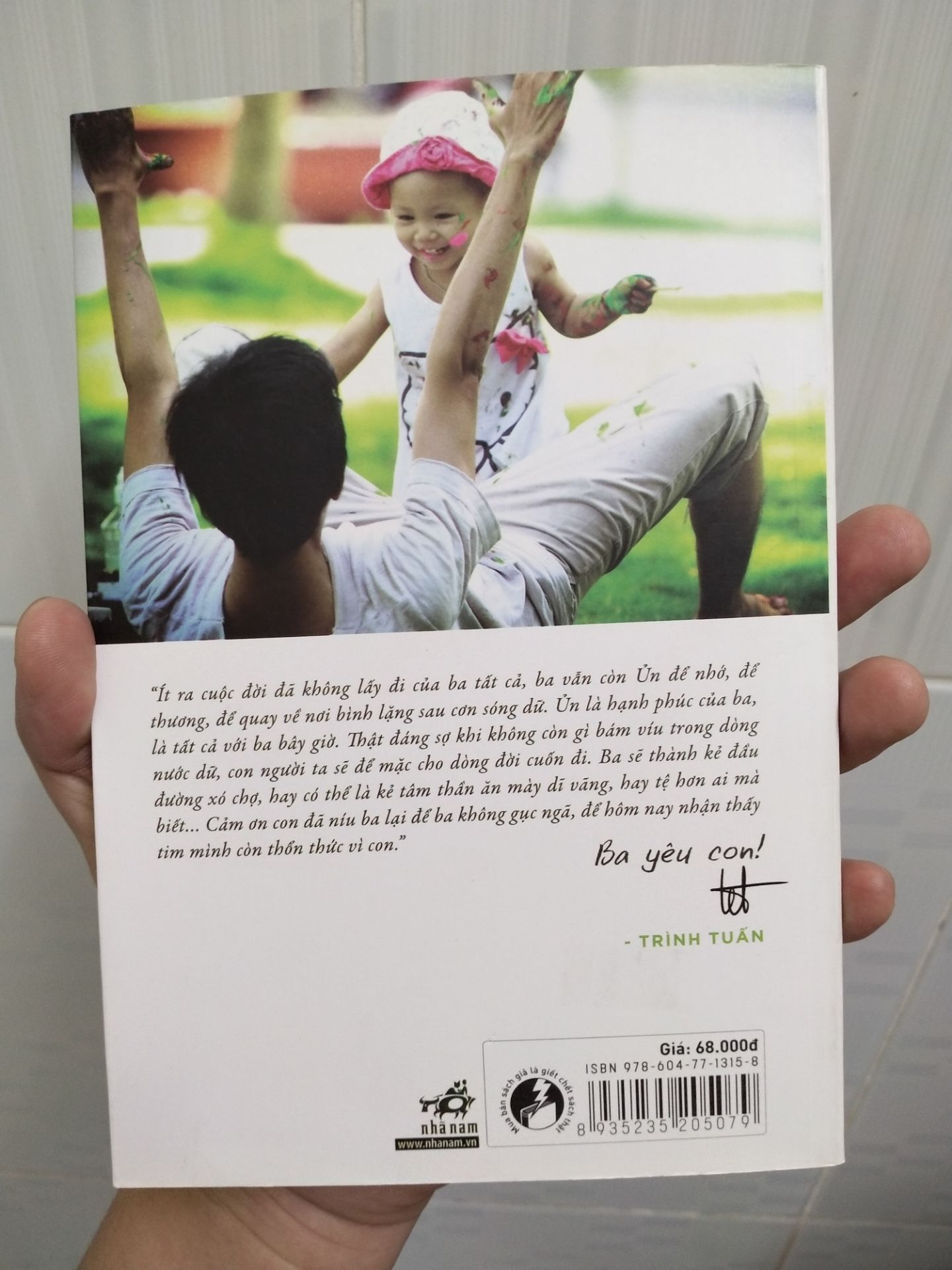 Mua được giá rẻ nên sách có vẻ trông bẩn ở ngoài, nhưng nội dung bên trong vẫn sạch sẽ chấp nhận được với mức giá này. Cơ mà phần gáy sách in ấn lỗi không biết có phải Tiki giao nhầm sách lậu hay không nữa!?