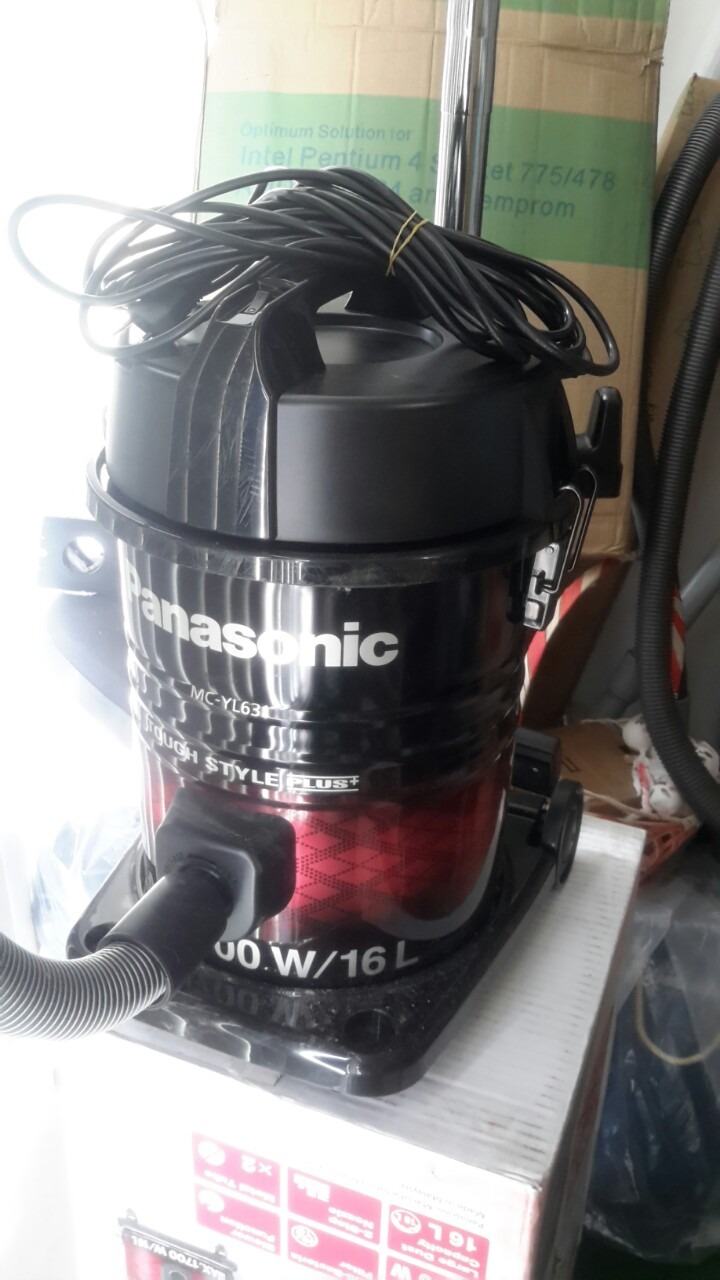 - Động cơ hoạt động êm nhưng lực hút khá mạnh.
- Nhiều phụ kiện kèm theo cho các nhu cầu hút khác.
- Lồng chứa bụi to cho nhiều ngày hút, ít phải vệ sinh máy.
- Dây điện dài nên tiện dẫn máy đi xa hơn máy thường.