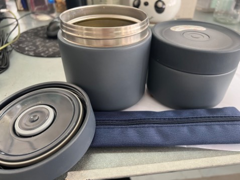 Hộp giữ nhiệt khá tốt. Sau 5 tiếng canh vẫn còn nóng hổi!
Thiết kế gọn, tiện lợi, dễ cọ rửa trừ phần nắp hơi khó rửa ở trong khe nắp.
Quà tặng bình bằng nhựa cứng đẹp, không bị hôi nhựa như một số loại bình khác!