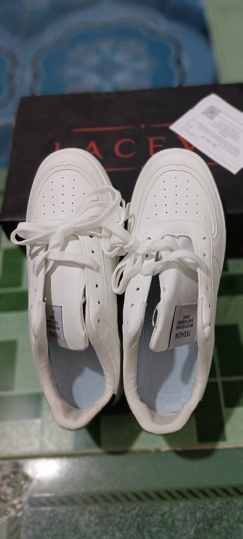 Giống như hình ảnh của shop,có Thư cảm ơn nữa,dể thương,mang rất êm chân vừa với mình luôn,giao hàng nhanh hơn dự tính,anh em nên mua nhé chúc anh em mua hàng vui vẻ 🥰🥰