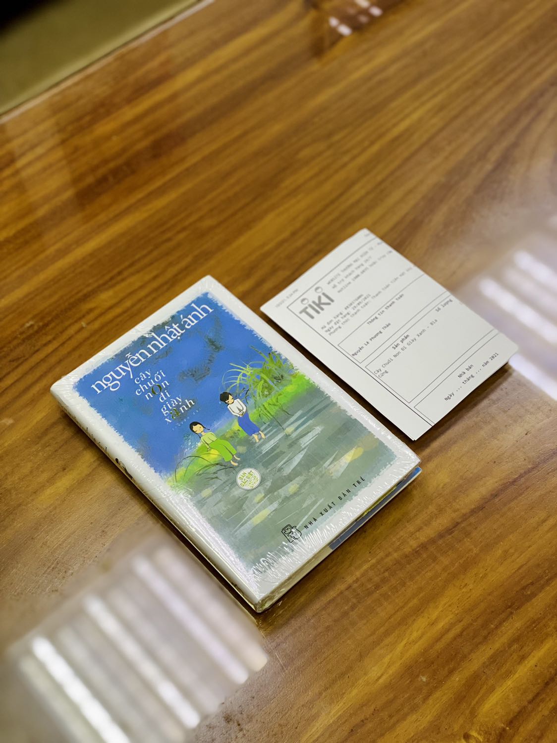 - Mình đặt sách tầm một tuần thì nhận được hàng. NXB Trẻ đóng gói cẩn thận, hộp vừa vặn và đầy đủ hóa đơn. Sách được bọc màng co phẳng phiu nhưng trong quá trình vận chuyển một góc sách vẫn bị móp nhẹ. 
- Sách có bìa cứng, khổ nhỏ, có áo sách; chất lượng giấy tốt, hơi mỏng nhưng bóng và mịn. Hình minh họa màu rất đẹp. Sách tặng kèm một postcard như ảnh, khá dễ thương.