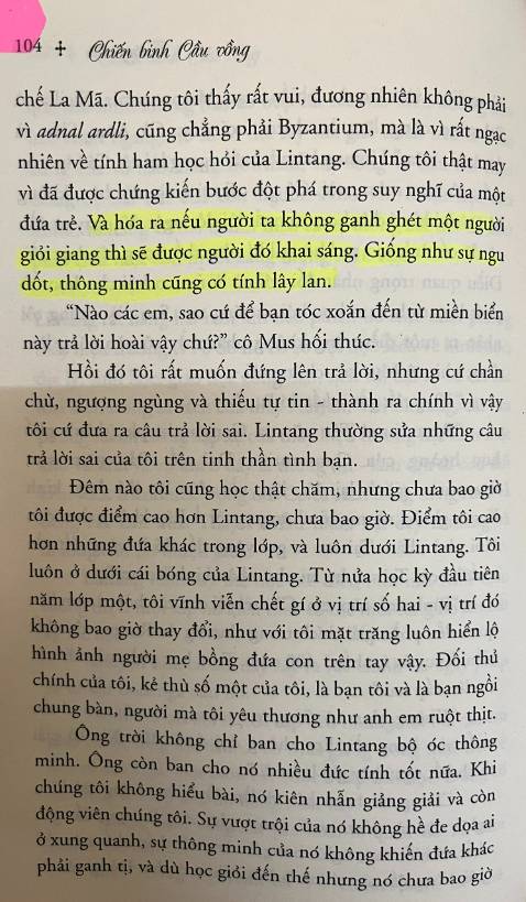Mình đã mua hơn chục quyển để tặng cho thầy cô và bạn bè vì quá yêu quyển sách này. Mình được một người bạn tặng vào năm 2019 và đọc liền mạch, đã cười, đã khóc với các cậu bé và 2 người thầy - cô đáng kính trong tác phẩm này. Đọc để thấy mình quá may mắn khi được sống và học tập trong điều kiện đầy đủ, trong khi thầy cô và 10 học trò ở đây phải đấu tranh cho quyền được học, được đến trường. Điều làm mình day dứt nhất là số phận của cậu bé thần đồng Lintang - một thiên tài nhưng phải đầu hàng số phận vì cái nghèo mãi đeo bám gia đình em. Nước mắt mình rơi ướt trang giấy khi thầy Hafan mất ngay trên bàn làm việc, mình nhớ có lần thầy nói: "Nếu có chết, thầy cũng sẽ chết ở ngôi trường này". Sau cuốn "Totto chan bên cửa sổ" thì tác phẩm này xứng đáng là một trong những cuốn sách đáng đọc và cần được lan tỏa cho các em học sinh và nhừng người làm giáo dục. Mình càng cảm nhận rõ tâm huyết của thầy Hafan và cô Mus khi đem hết tấm lòng và nhiệt huyết dành trọn cho những học trò nghèo. Bây giờ mình cũng rẽ hướng theo nghề Giáo nên càng khuyến khích các em đọc tác phẩm này để hiểu rằng: Được đi học là điều tuyệt vời và may mắn như thế nào. Chỉ có giáo dục mới thay đổi số phận của một con người, như câu nói của Nelson Mandele: “Giáo dục là vũ khí mạnh mẽ nhất mà bạn có thể sử dụng để thay đổi thế giới.”