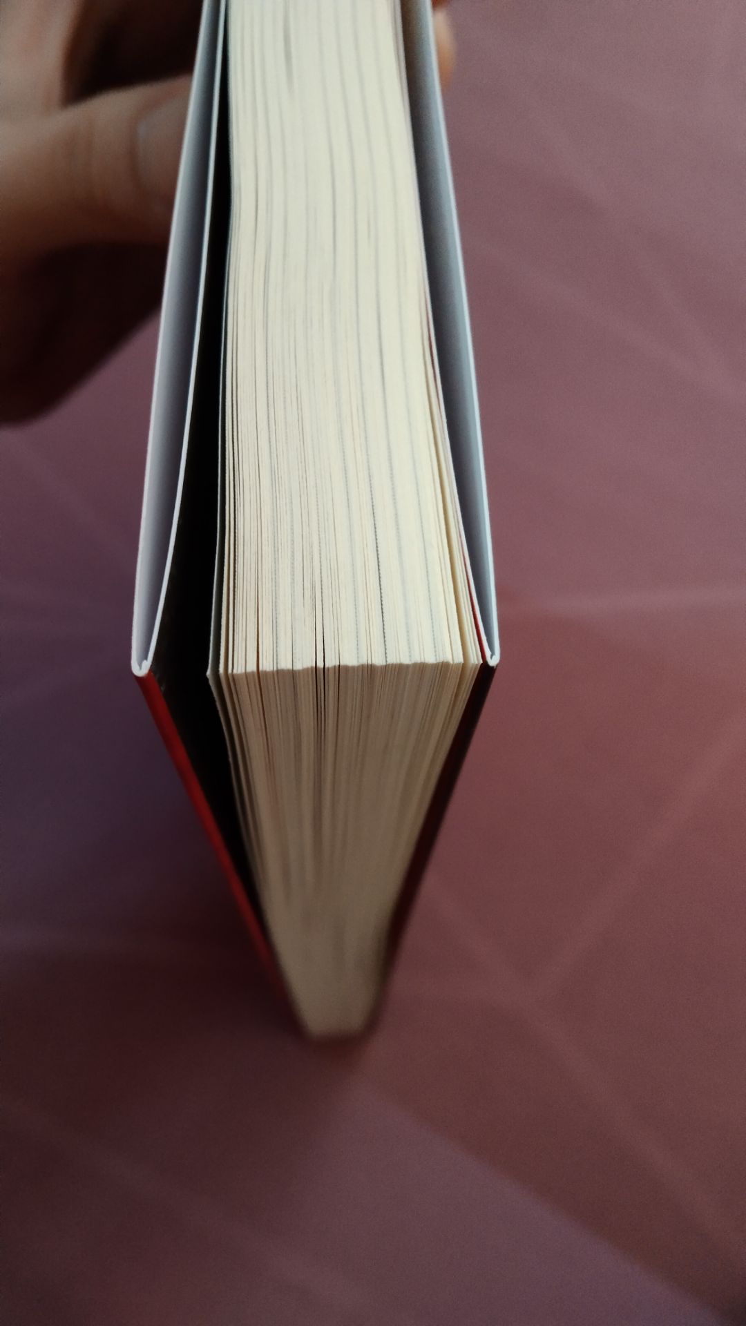 Bìa cứng ổn, art và nội dung bên ngoài đẹp có hứng đọc, khi giao hành không bị móp hay trầy xước gáy sách. Nội dung thì mình ch đọc vì thấy mn review cuốn này hay nên mua về đọc thử ,với lại cuốn này viết về vấn đề tâm lý học đề tài mình hay tò mò:^)