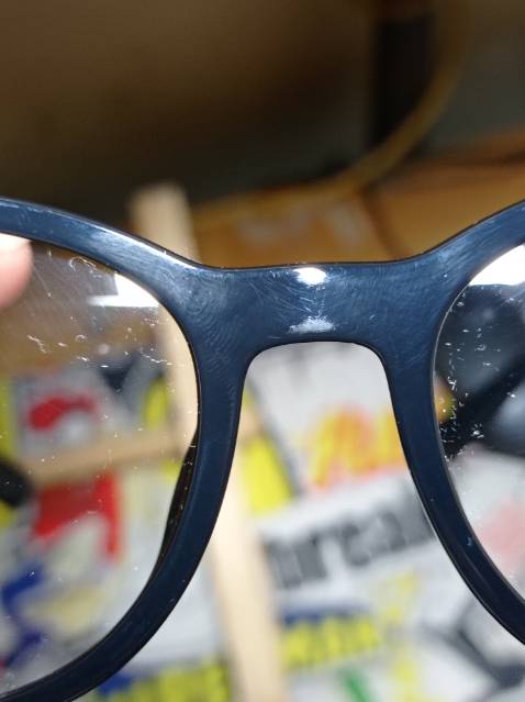 Kính đẹp, đeo vừa vặn, đóng gói kỹ. Điểm trừ duy nhất là gọng kính có rất nhiều vết trầy xước dù là kính mới