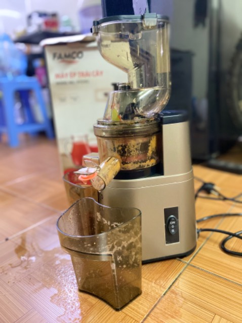 + Tiki sale đậm.
+ Máy ép dung tích lớn (1l), kích thước to.
+ Tra hướng dẫn trên mạng thì cũng dễ dàng lắp và sử dụng.
+ Dễ dàng vệ sinh
- Đóng gói quá cẩn thận: rất nhiều nilon bọc ngòi 🥲🥲🥲
- Ép không được kiệt nước lắm, nhất là khi ép cà chua sẽ thấy rõ bã cà chua còn nhiều nước bỏ nấu canh lại được 😂
- Trên tiki bổ sung thêm hướng dẫn lắp sản phẩm sẽ tiện xem hơn.