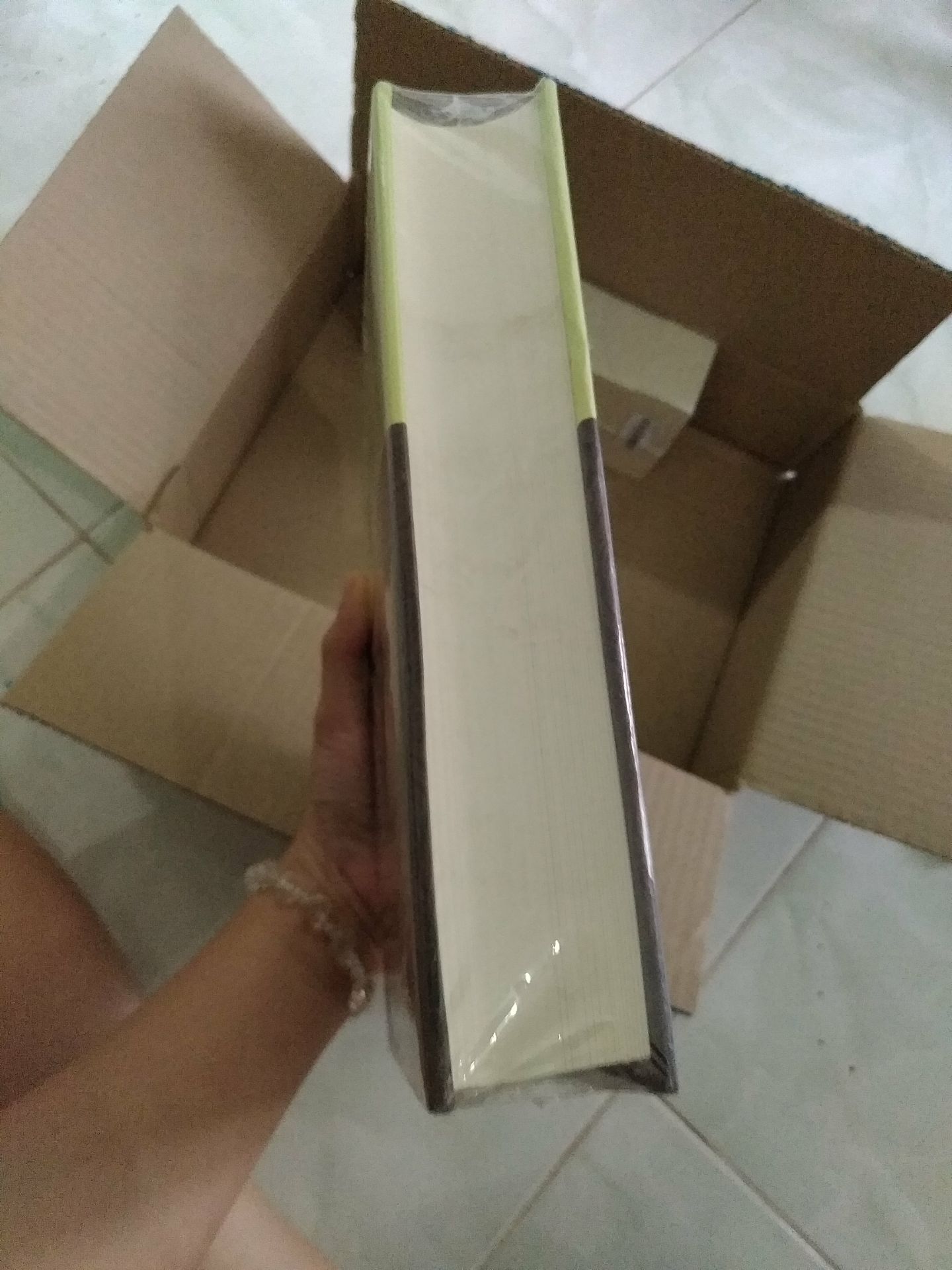 Mình đặt hàng mà cứ mong ngóng từng ngày, đến khi nhận hàng thì thật sự hài lòng lắm các bạn. Sản phẩm được bao bọc chắc chắn, tiki giao hàng ngày rưỡi là có rồi. Lúc tìm mua thì mình thấy mặt hàng có nhiều mức giá sale khác nhau nên mình cũng hơi lưỡng lự xíu. Lúc đặt hàng thì ko thấy nhắc tới bìa cứng nhưng khi nhận hàng thì lại có! Chồi ôi ưng lắm luôn^^ Sách này khổ lớn & dày, nên nếu đem theo bên người thì có xíu nặng đấy ạ. Còn về chất lượng sản phẩm thì khỏi chê rồi, vật phẩm cần thiết cho các bác mới bắt đầu học tiếng Nhật. Dễ dùng dễ hiểu! Tóm lại thì mình rất hài lòng từ hình thức đến chất lượng. Cảm ơn Shop & Tiki nhiều ^^