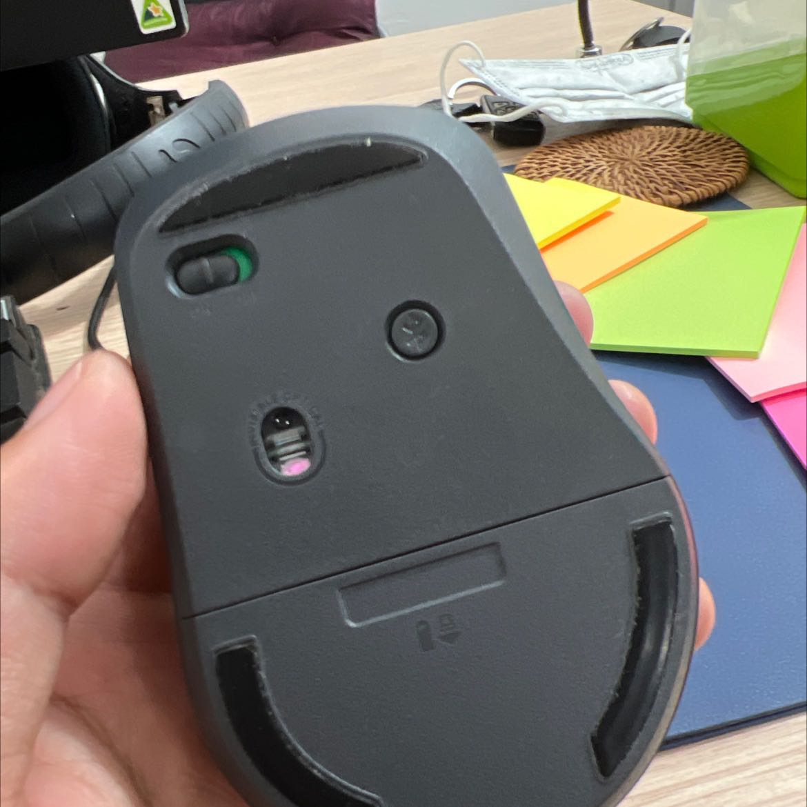 Mình mua chuột ngày 7/4/2022. Cũng gần được 1 tháng trải nghiệm. Mình đánh giá chuột ngoại hình đẹp nhưng độ nhạy không cao. Rất khó để di chuyển chuột chính xác theo phương dọc hay ngang công việc cho designer. Chuột đôi lúc hay bị lag, rê chuột mà ko di chuyển. Con lăn chập chờn. Nếu bạn chỉ mua để sử dụng công việc lướt web xem phim thì oke. Còn mua để chơi game hay làm việc thì khá ức chế.