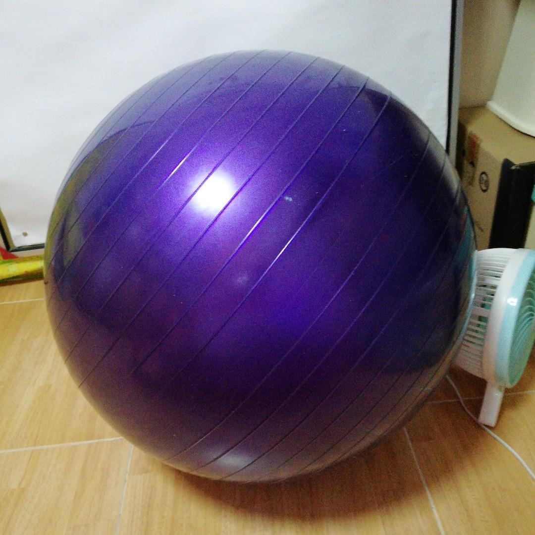Da bóng khá dày, đàn hồi tốt, màu sắc tím ổn màu, ko bị dây, bị loang như hàng mua bên ko thương hiệu lần trước. bóng đúng chuẩn 75cm, đúng mô tả. cảm ơn midoctor