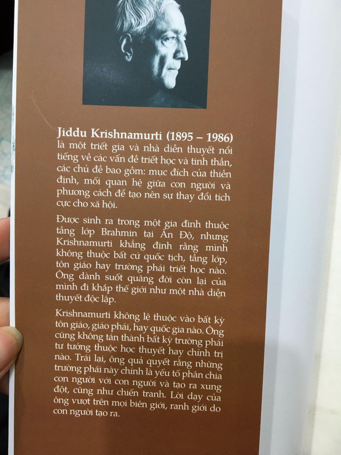 Sách rất hay, được tiền bối giới thiệu cho, Krishnamurti là một triết gia, tư tưởng của ông phóng khoáng, vượt lên trên những rào cản về tôn giáo, trường phái, chính trị,...mọi biên giới, lằn ranh mà con người tạo ra!
Nên đọc 1 lần, để ít nhất cũng làm phong phú thêm đời sống tinh thần!!
RẤT BUỒN VÌ MÌNH CÒN BOOK CARE MÀ TIKI KO BAO SÁCH CHO MÌNH!!! 
(ĐÚNG SÁCH MÌNH YÊU THÍCH, CÓ THỂ GỬI BÌA KIẾNG VỀ CHO MÌNH ĐƯỢC KO?) Sách rất hay, được tiền bối giới thiệu cho, Krishnamurti là một triết gia, tư tưởng của ông phóng khoáng, vượt lên trên những rào cản về tôn giáo, trường phái, chính trị,...mọi biên giới, lằn ranh mà con người tạo ra!
Nên đọc 1 lần, để ít nhất cũng làm phong phú thêm đời sống tinh thần!!
RẤT BUỒN VÌ MÌNH CÒN BOOK CARE MÀ TIKI KO BAO SÁCH CHO MÌNH!!! 
(ĐÚNG SÁCH MÌNH YÊU THÍCH, CÓ THỂ GỬI BÌA KIẾNG VỀ CHO MÌNH ĐƯỢC KO?)