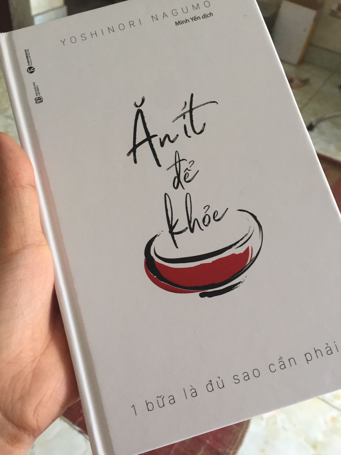 Tưởng sách bìa mềm mà hoá ra bìa cứng cầm thích ghê, bìa sách tối giản đúng phong cách Nhật, nội dung thì khỏi bàn, hết sức hữu ích cho tất cả mọi người, mục đích của ăn uống chính là để cho cơ thể khoẻ nên ai cũng cần biết ăn sao cho đúng, đi cùng tác giả, t sẽ biết nhiều kiến thức bổ ích cho sức khoẻ của mình ♥️ nhân tiện Tiki giao hàng nhanh, rất ok đấy chứ!