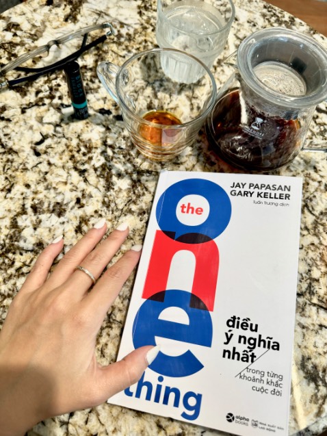 Sách Self help về Cách quản lý thời gian hiệu quả. Tsao cùng 1 quỹ tgian 24hrs mà có ng làm đc nhiều việc thế? “Trông rảnh thế”

Bản dịch TV rất dở, khuyến nghị đọc bản TA có thể download trên google.

Đối với sách này đọc xong thấy đây đúng là cách mình vẫn đang thực hiện, nay có ng nói đúng còn nói to về định nghĩa thế nào là “bận”? Và một khi đã xác định đc mục tiêu thì chỉ cố gắng thực hiện nó, nó chả lquan j tới việc “có thể làm” hay “nên làm”, bạn chỉ đơn thuần là cứ làm nó để tiến tới mục tiêu. 

Mình khoái đoạn phân tích các Myth bạn hay “được khuyên” như “cân bằng cs-cv” “mọi thứ đều quan trọng như nhau” “sống cần có kỷ luật” “đa nhiệm là tốt” 😂
—
“Imagine life is a game in which you are juggling five balls. The balls are called work, family, health, friends, and integrity. And you’re keeping all of them in the air.

But one day you finally come to understand that work is a rubber ball. If you drop it, it will bounce back. The other four balls— family, health, friends, integrity—are made of glass. If you drop one of these, it will be irrevocably scuffed, nicked, perhaps even shattered.”