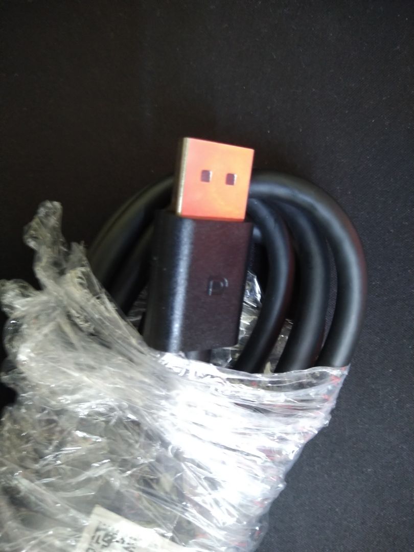 Mua cáp của Ugreen thì gửi cho cái cáp không hộp, không nhãn hiệu Ugreen, khác xa so với trong hình. Yêu cầu đổi trả thì mình hẹn Tiki thứ 2 8/4 cho shipper qua lấy thì Tiki không chịu, một mực nhất quyết kêu bên vận chuyển qua thứ 7 6/4, mà do mình bận việc nên không nghe được. Mình đã gọi lại cho shipper và shipper hứa thứ 2 đến lấy hàng và tới hôm nay vẫn chưa có ai đến lấy.
