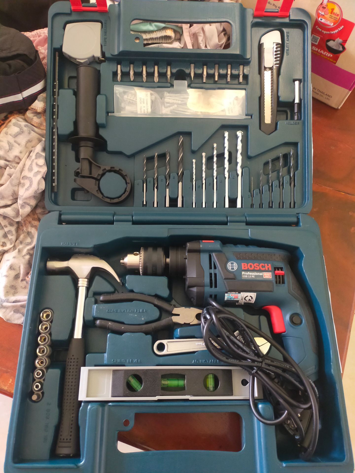 Đầy đủ dụng cụ, giá hợp,lí, hàng chính hãng, mũi khoang mạnh, có nhiều chức năng có thể bắt đinh vít nữa, không có gì để bàn, giao hàng cực kì nhanh, mặc dù ở khác tỉnh.