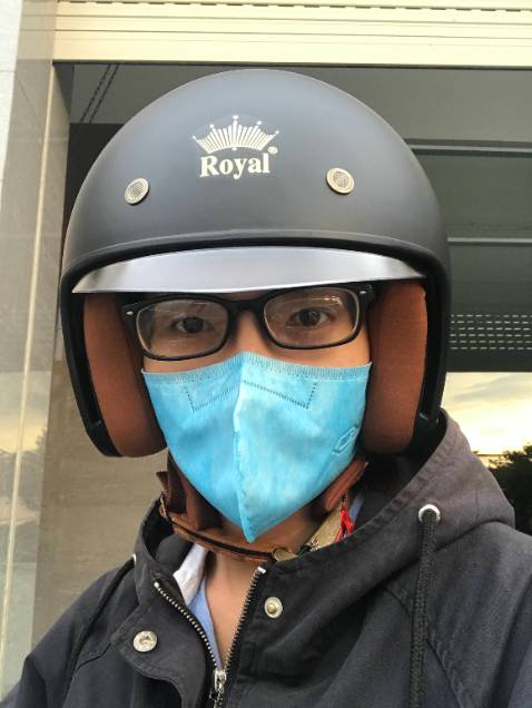 Bao nắng mưa, hạn chế bụi, giảm tiếng ồn (nên lái xe lúc thiếu ngủ thì dễ ngủ lắm nha, lần đầu tui bị rồi =)))
Đã thử lúc trời mưa, kính dính nước vừa phải, lấy tay vuốt là sạch, lau sạch dễ dàng, kính ko bị mờ, loá. Nhìn tốt mọi lúc. Lúc cất nón thì lau khô trước rồi đẩy kính lên để tránh trầy xước.
Khi trời lạnh mà đeo khẩu trang ở trong, dừng xe thì hơi thở ra có thể làm mờ kính, nhưng chạy xe gió vào thì sẽ hết. Nếu khẩu trang y tế form ôm sát tốt thì hạn chế bị hơi thở phà lên so với những khẩu trang y tế bình thường.
Đầu tui 55cm chọn size M ôm vừa khít là đúng size bình thường với loại nón này. Phải ôm sát mới an toàn.