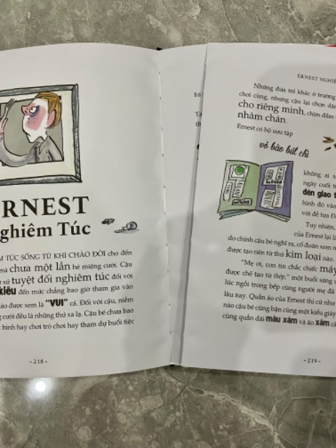 Mua 2 quyển này nữa là 12 cuốn truyện của tác giả David Walliams. Bọn trẻ rất thích vì sự dí dỏm hài hước và cảm xúc tích cực. Đặc biệt 2 cuốn “Những đứa trẻ hư nhất quả đất” còn được in màu, bìa cứng rất đẹp. Nhưng tiếc thay sách đóng bị lỗi, trang 219 đến 222 ko được gắn vào sách. Đã gửi tin nhắn cho nhà sách mà ko thấy phản hồi nên buộc lòng phải đánh giá không tốt cho người bán. Rất bực bội vì sách in đẹp, giấy trắng tinh, màu tươi sáng mà cái tờ rời kia ko biết làm thế nào để gắn vào được.