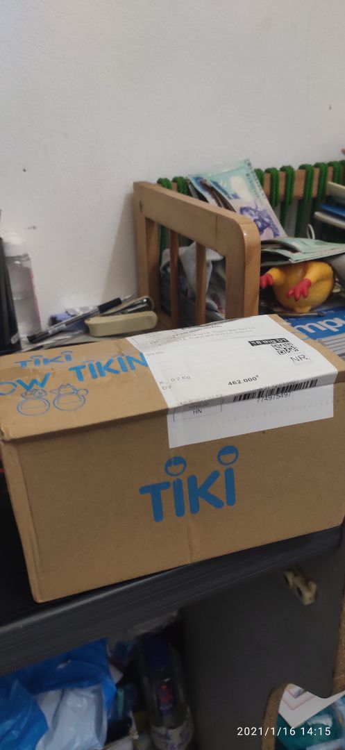 giao hàng khá nhanh, trước 2 ngày dự kiến nhưng lần này hộp có lẽ bị méo di vận chuyển, bên trong dùng băng thay cho giấy bóng như thường lệ, chất lượng thì phải dùng 1 thời gian đã mới biết