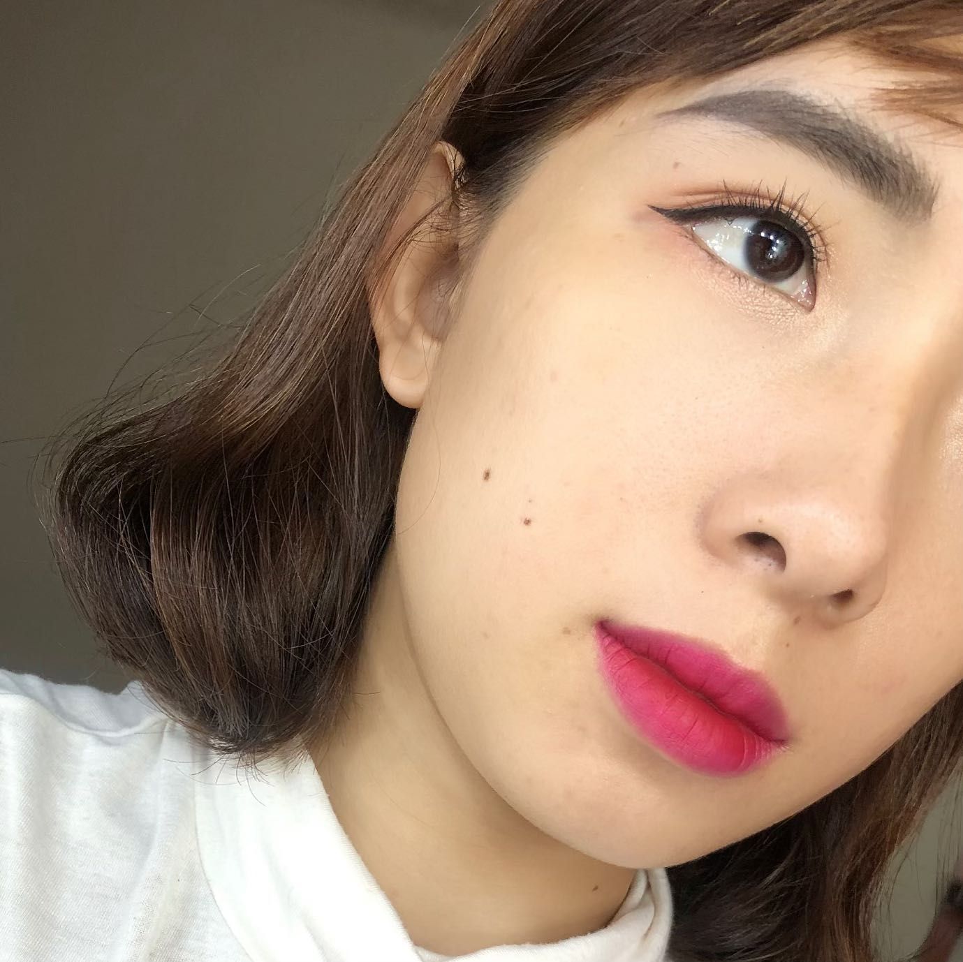 Em này dùng có vẻ dài và dày mi hơn. Không bị lem khi gặp nước, dễ tẩy trang, dễ sử dụng. Có điều dùng lâu thì em ấy bắt đầu có tình trang vón cục, nhưng vẫn dễ sử dụng chứ không đến mức tệ. Nói đến sp bình dân và chất lượng Mỹ thì Maybeline là lựa chọn tốt nhất rồi! Nên sử dụng!