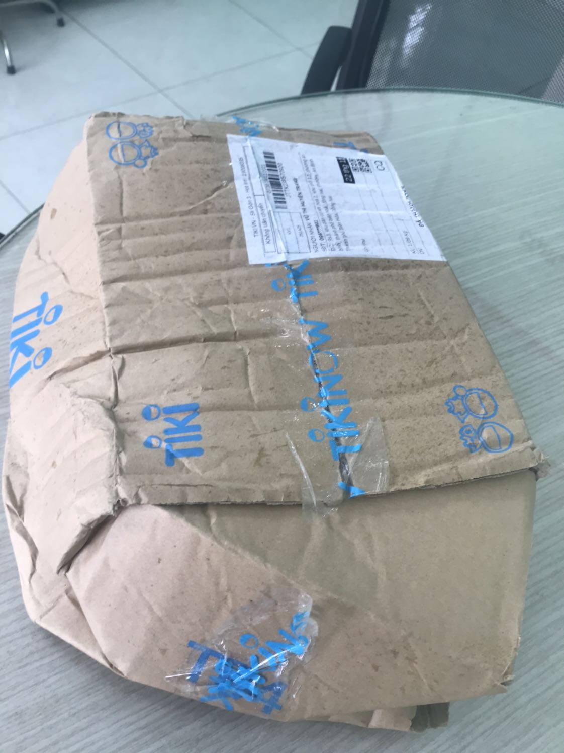 Nhìn sơ qua mục lục thì khá ổn. Bìa đẹp, mực in cũng rõ tuy chữ hơi nhỏ. Có điều Tiki nên làm việc lại với bên giao hàng. Kiện hàng giao mà k ra hình thù như thế này là k chấp nhận được rồi. Điểm trừ vận chuyển. Với lại sách nên gói bằng 1 lớp nilong chứ để k gãy gáy và ẩm hết giấy