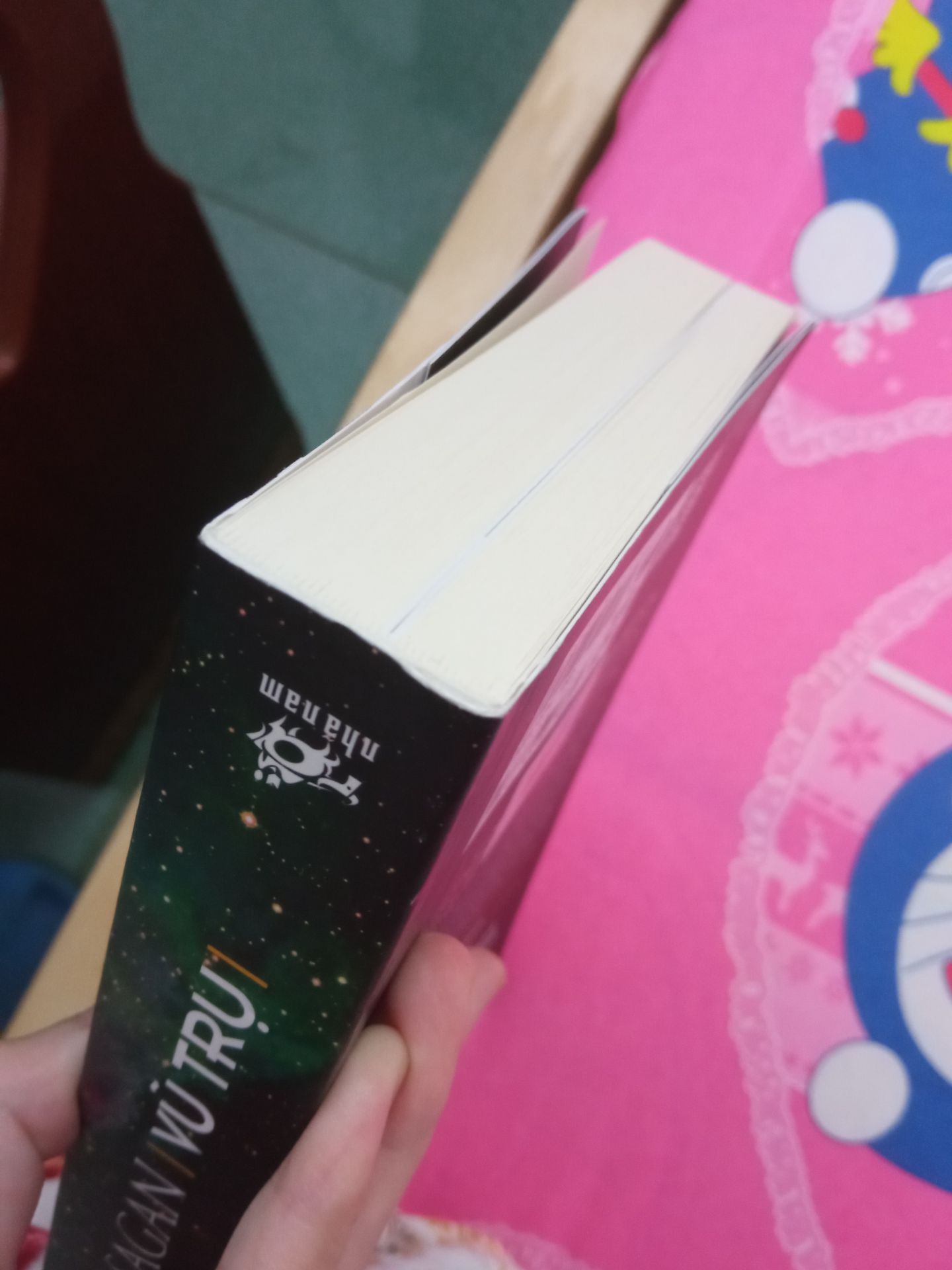 mình thật sự thất vọng khi nhận sách từ tiki. sách chỉ bỏ vào hộp, hộp bên ngoài nhàu nát, gáy sách rách và bẩn, bìa sách dính keo, bìa sách bị cong và gãy do vận chuyển xa nhưng ko được bảo quản tốt. mình chưa bao giờ mua sách mà thất vọng như vậy