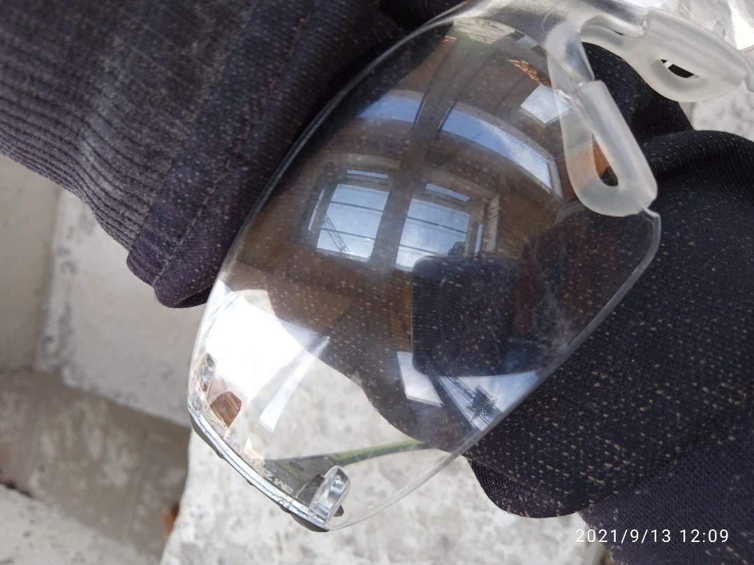 Kính chống trầy nhưng sướt kinh khủng sau 1 ngày dùng