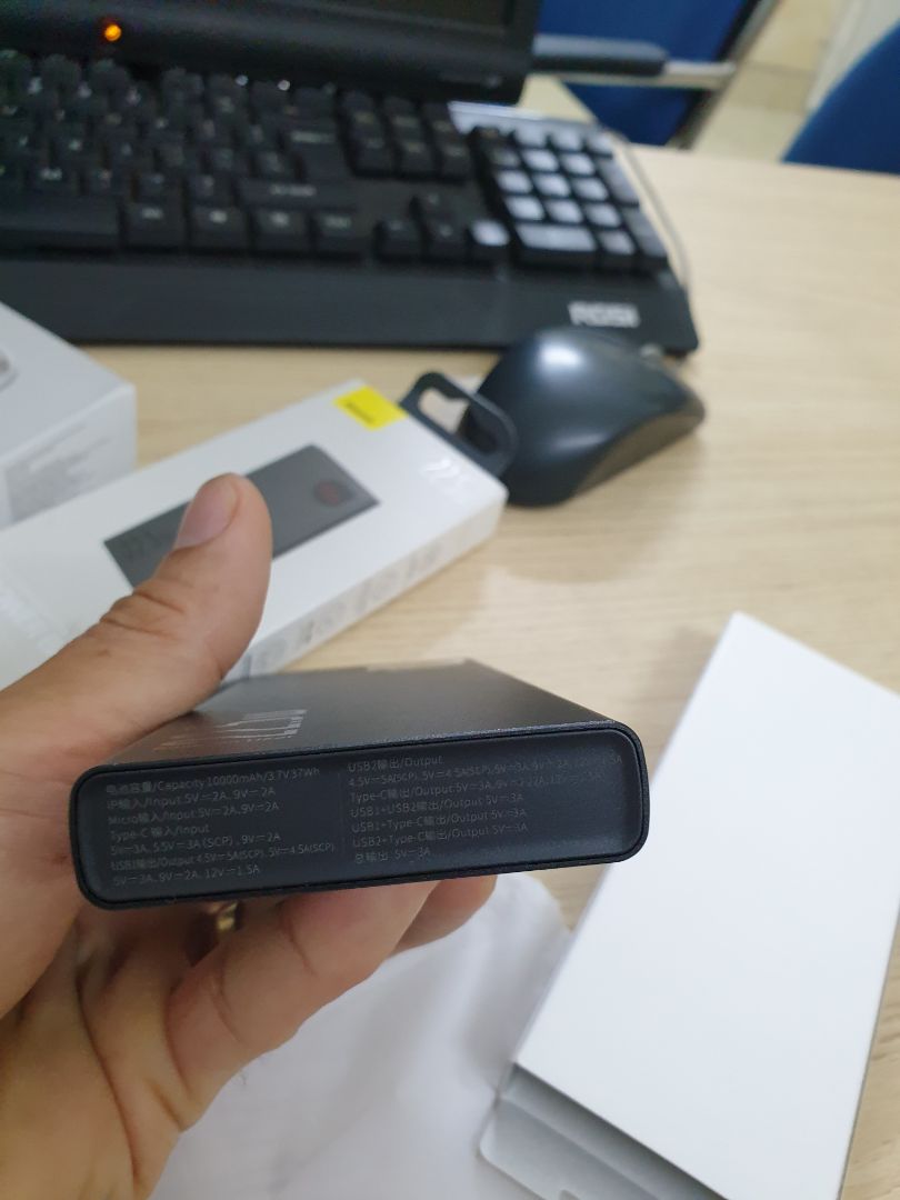 Hàng chắc chắn, nặng,thiết kế đẹp. Nhưng có vẻ tem bảo hành đã bị bóc ra và sản phẩm đã bị khui hộp. Không dán tem Bảo hành sản phẩm