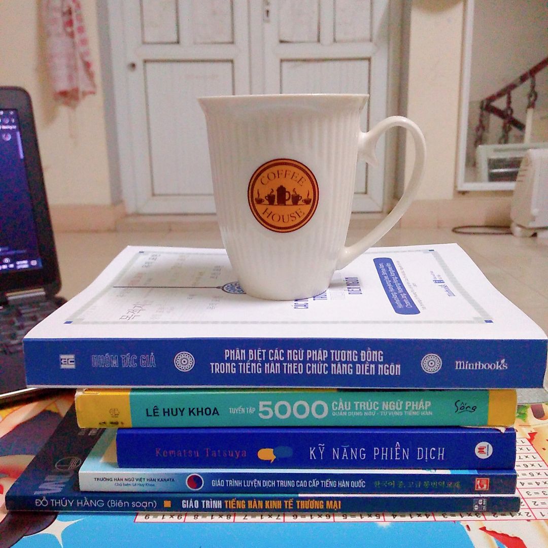 Cũng khá hay, có nhiều từ vựng hữu ích. Mà hơi khó khi tự học vì sách k có phần dịch tham khảo các bạn ạ.