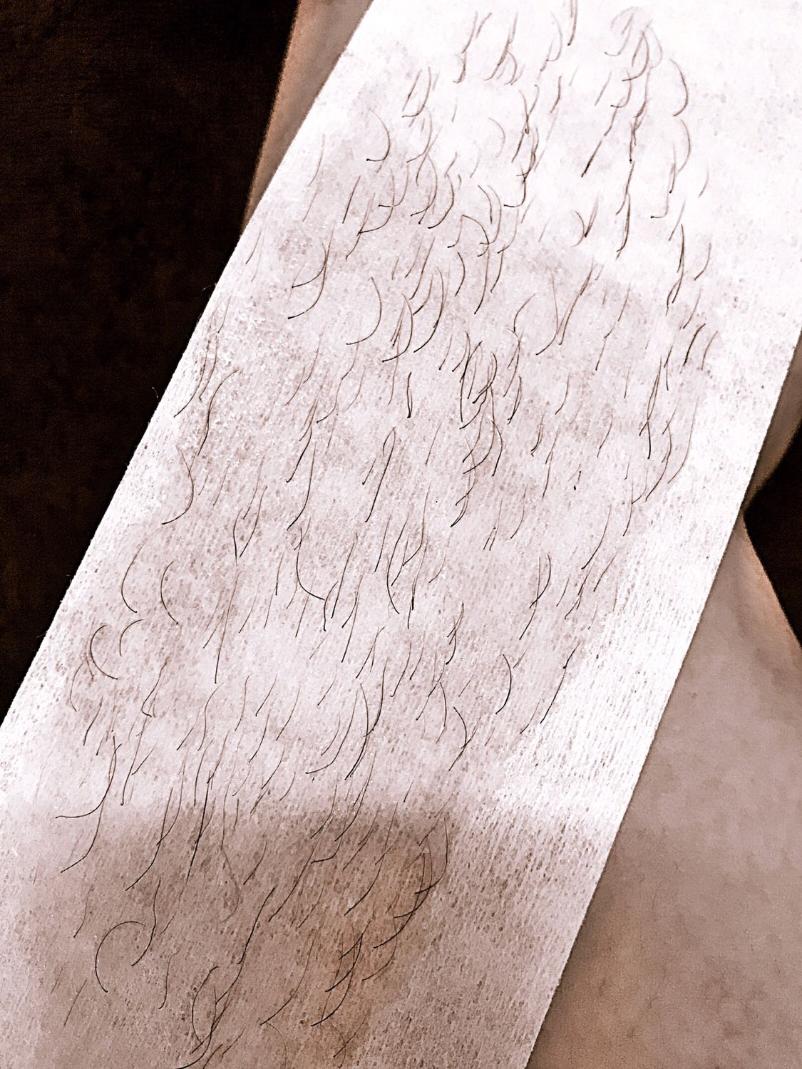 Lần đầu tiên tẩy lông tại nhà mà thấy đi hết được nang lông thế này. Cho tuýp vào lò vi sóng quay, lăn sáp lên chân rồi áp giấy vào, giật phát đi hết cả mảng lông nhìn rõ cả nang lông luôn. Lăn bằng con lăn tiện, sáp trải mỏng đều dễ làm dã man. Chân mình lông khá nhiều và cứng, trước dùng sáp lạnh giật mãi mới đi mà toàn thấy đứt chân. Tiền nào của nấy, đáng tiền. Nhưng các bạn nên mua cả dầu rửa sau tẩy lông để lau sáp dính, mình quên không mua, dùng dầu khác lau vẫn không sạch hết được. Sẽ ủng hộ nữa.