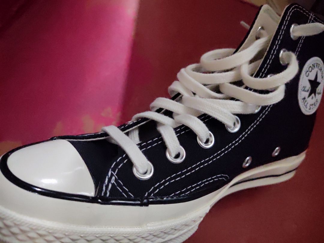 giày BỊ LỖI ĐƯỜNG CHỈ MAY. bên giày nên phải bị chìm dưới phần đế trông mất cân đối khiến cho mình không cảm thấy có sự tỉ mỉ khi làm ra đôi giày này, còn lại thì tiki bọc hàng tốt, hộp nguyên vẹn, đôi giày đi cũng vừa chân.