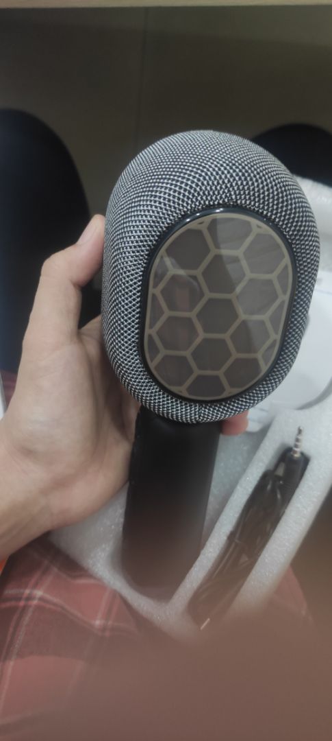 âm thanh tốt, hát lớn mà tiếng không bị phô, hàng chuẩn 9/10, shop hỗ trợ khá tốt, có phiếu bảo hành đầy đủ, sp tốt trong tầm giá, mn nên mua