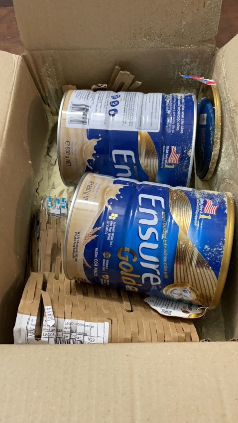 Vui lòng đổi lại 2 hộp Ensuare Gold, hàng đặt chiều qua, trưa nay giao mà tình trạng bung nắp, đổ sữa tùm lum, xem hình