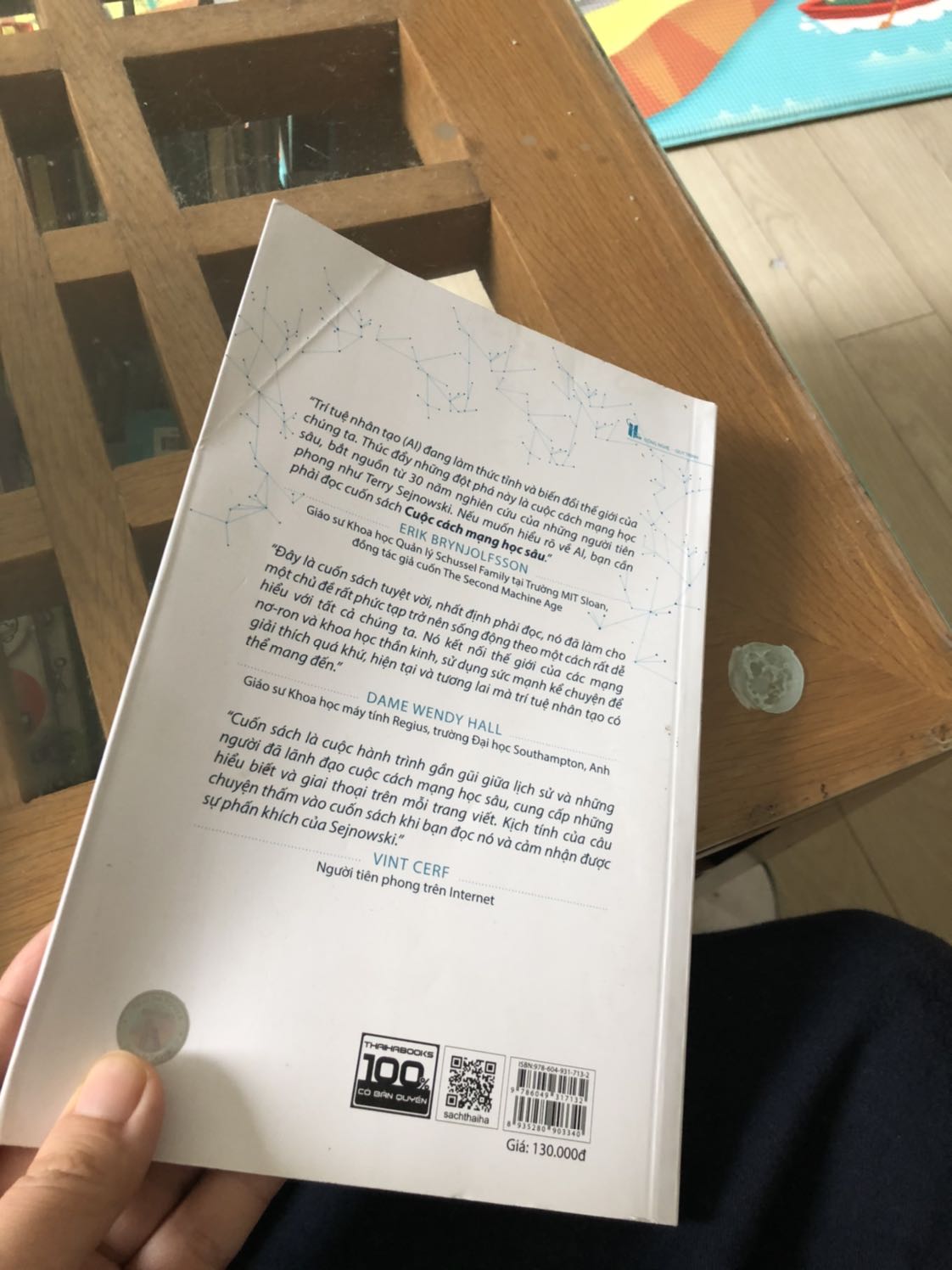 Đây là lần thứ 3 mình nhận sách từ Tiki giao sách cũ, có lỗi (gập bìa, bẩn) như thế này.  Nhận sách mở ra nhìn rất không hài lòng vì sách ntn mà cũng giao cho khách làm mất công khách khiếu nại tốn thời gian. Nhân viên làm việc có trách nhiệm thì thấy sách như vậy không giao cho khách mới phải!